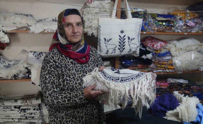 Hobisini mesleğe dönüştürdü: İlmek ilmek desenler işlediği kumaşlar büyük ilgi görüyor