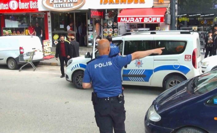 Husumetlisini cadde ortasında silahla vurdu