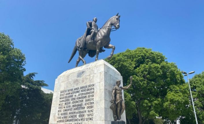 İBB’nin korumaya aldığı İsmet İnönü heykelinin tarihi caminin üzerine inşa edildiği ortaya çıktı