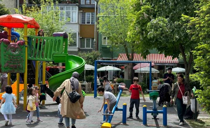 İdari tatil ile parklarda çocuk cıvıltısı hakim oldu