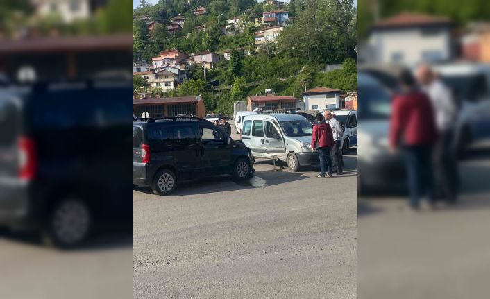 İki otomobil çarpıştı: 1 yaralı