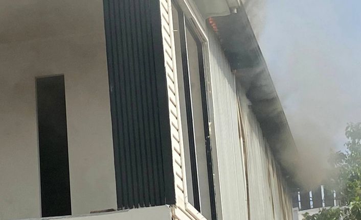 İnşaat halindeki emlak ofisinden çıkan yangın ekipleri alarma geçirdi