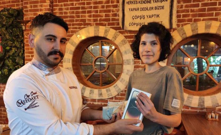 İplik gibi kadın yediği çöp şişlerle rekor üstüne para kazandı