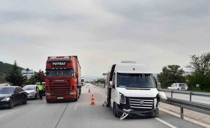 İşçi servisi ile otomobil çarpıştı: 8 yaralı