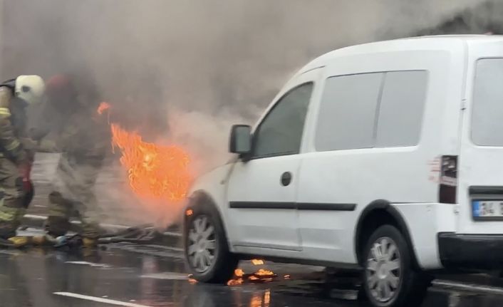 İstanbul’da araç alev alev yandı, İBB itfaiyesi müdahale edemedi