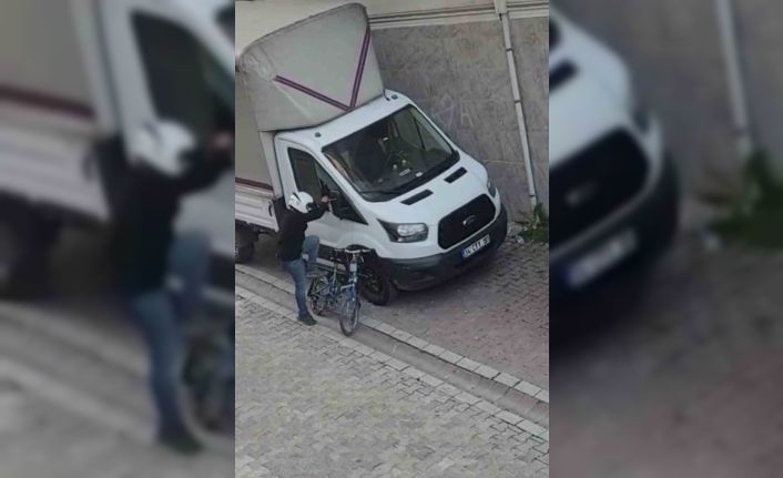 İstanbul’da komedi filmi gibi hırsızlık kamerada: Camı patlattı, çaldı yere düşürdü, tekrar alıp kaçtı