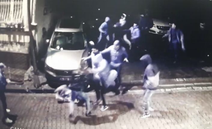 İstanbul’da sosyal medya fenomenine tekme ve yumruklu saldırı kamerada: Sanatçının 20 bin lirasını gasp ettiler