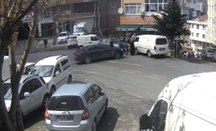 İstanbul’da vatandaşlar minibüsün altında kalan kadın için seferber oldu: O anlar kamerada