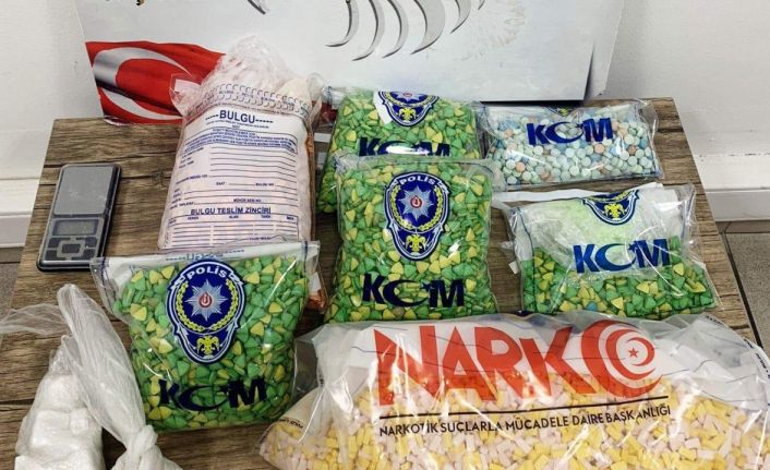 İzmir’de zehir deposu evlere baskın: 17 bin extacy hap ele geçirildi