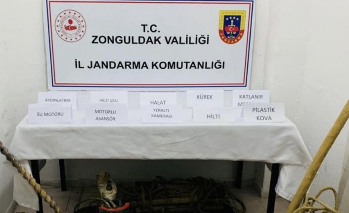 Kaçak kazıda yılan kamerayla yakalandılar