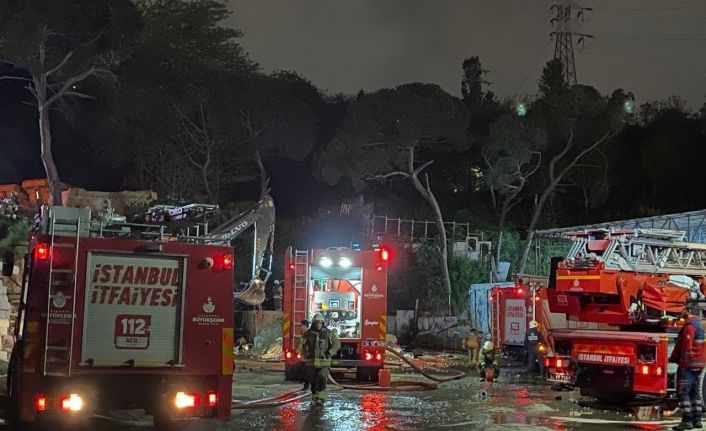 Kağıthane’de hurdalıkta yangın