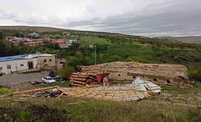 Kahramanmaraş’ta hortum ağaçları yerinden söktü, çatıları uçurdu