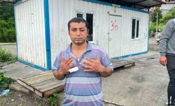 Kalabalık grup sokak ortasında bir kişiye saldırdı, o anlar amatör kamerada