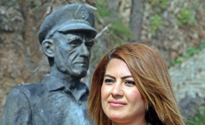 Kaleiçi’nin simge ismi ‘Mustafa Kaptan’ın heykelinin omuzundaki güvercin ikinci kez ortadan kayboldu