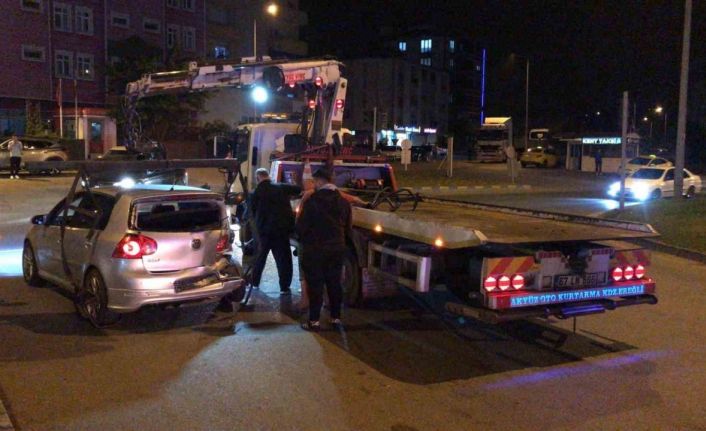 Kamyonet kavşakta otomobille çarpıştı: 3 yaralı