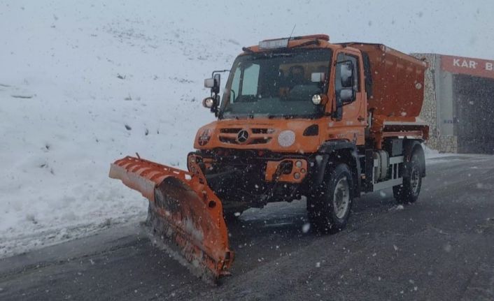 Karabet Geçidi’nde kar yağışı ve sis