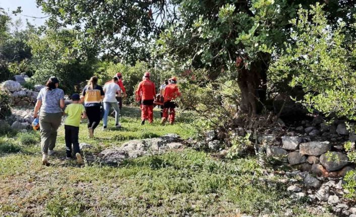 Kayalıklarda yaralanan turist ile mahsur kalan keçi kurtarıldı