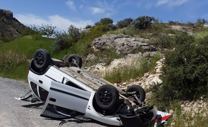 Kayaya çarpan otomobil devrilip ters döndü: 1 yaralı