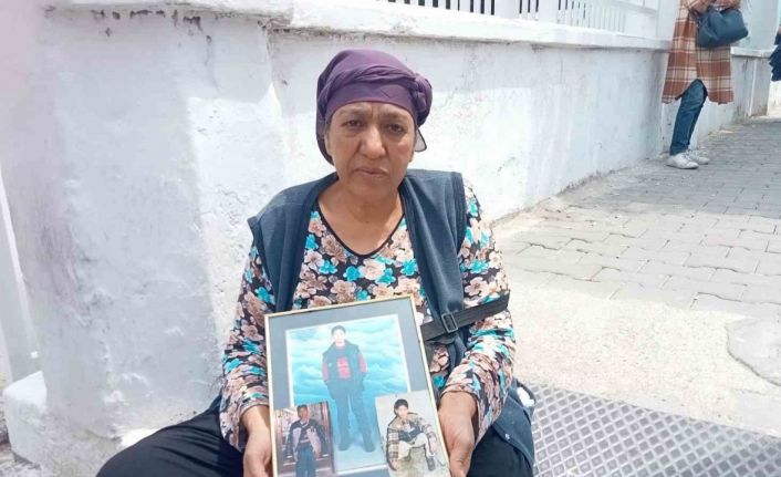 Kayıp çocuklarının kemiklerini 21 yıl sonra bulup defnettiler