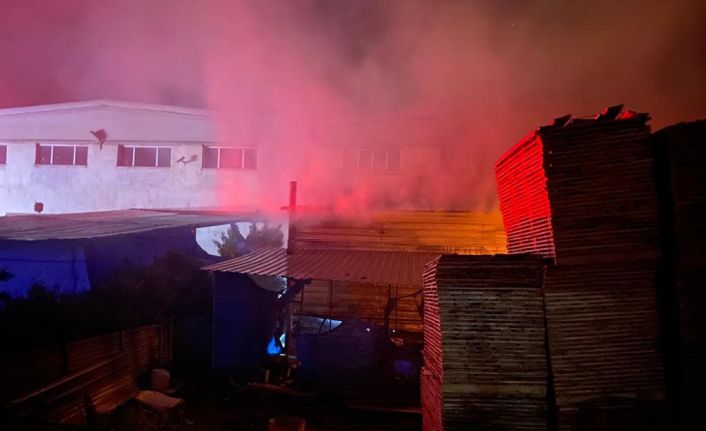 Kayseri’de mobilya fabrikasının deposu yandı