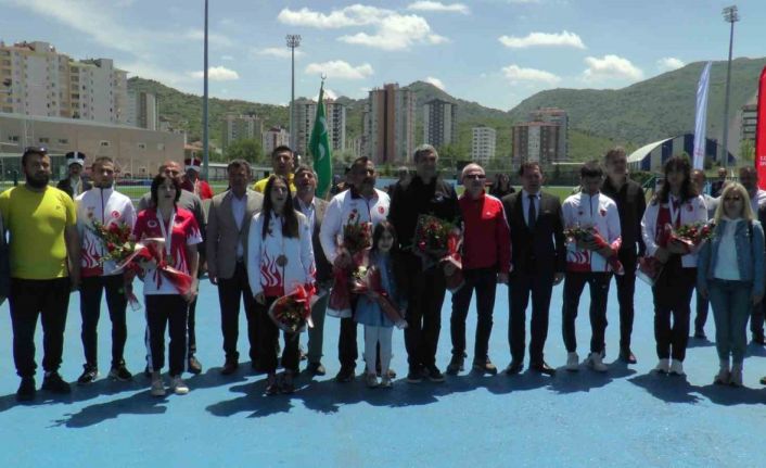 Kayserili dünya şampiyonları yurda döndü