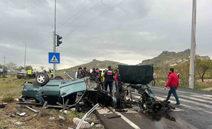 Kaza yapan Tofaş marka otomobil ikiye bölündü