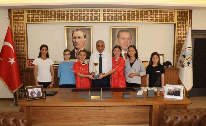 Kazandıkları kupayı başkan Kaplan’a hediye ettiler