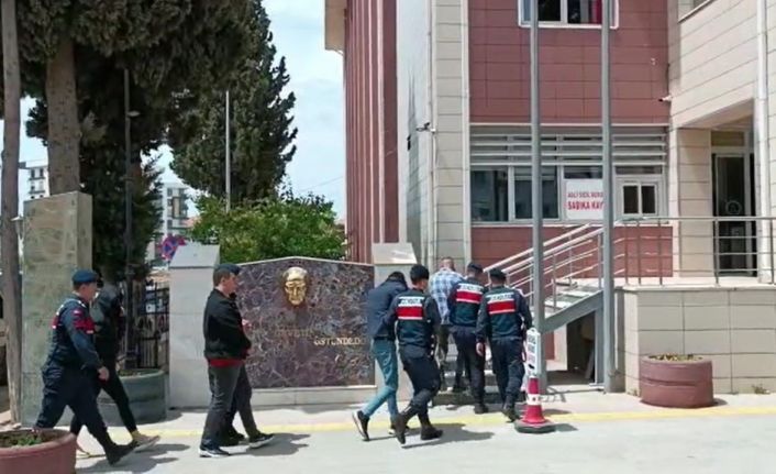 Kendilerini istihbaratçı olarak tanıtıp 150 bin TL’lik ziynet eşyası çaldılar