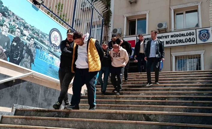 Kendilerini polis olarak tanıtan 3 kişi tırnakçılık yöntemi ile bin dolarını çaldı