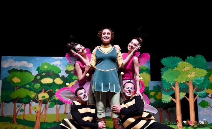 ’Kırmızı Başlıklı Kız’ çocuk oyunu prömiyer yaptı