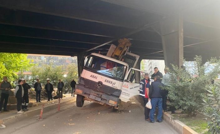 Konteynır yüklü tır köprü altına sıkıştı
