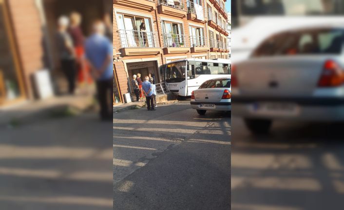 Kontrolden çıkan halk otobüsü duvara çarptı: 2 yaralı