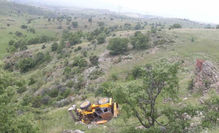 Kontrolden çıkan iş makinesi uçuruma devrildi