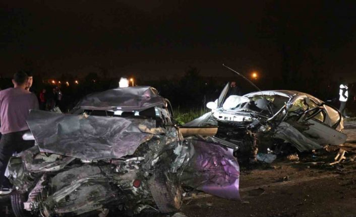 Kontrolden çıkan otomobil, karşı yönden gelen otomobile çarptı: 1 ölü, 4 yaralı