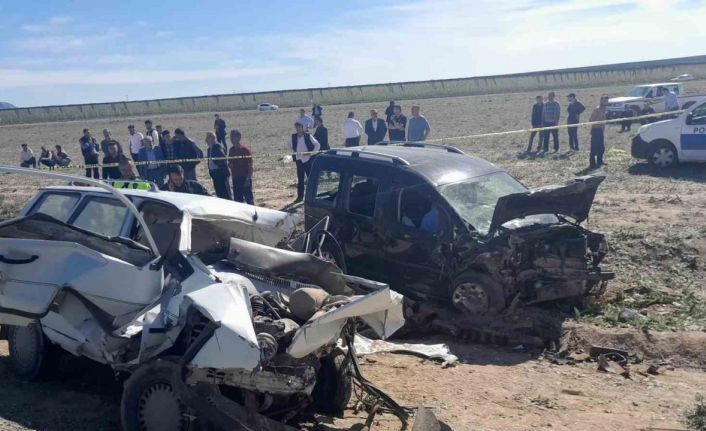 Konya’da hafif ticari araç ile otomobil çarpıştı: 5 ölü, 2 yaralı