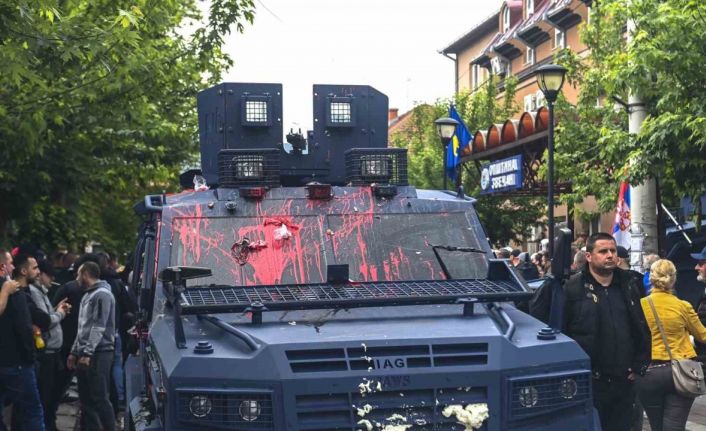 Kosova’nın kuzeyinde polis ile Sırp protestocular arasında arbede