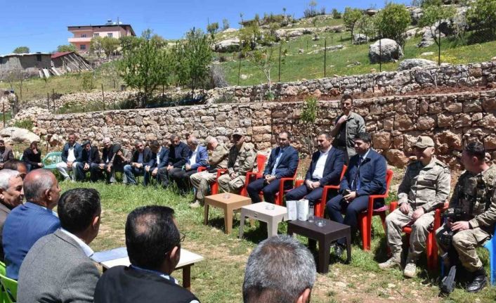 Köylüye devletin şefkat elini her daim hissettiren Vali Hacıbektaşoğlu, köy sakinleriyle bir araya geldi