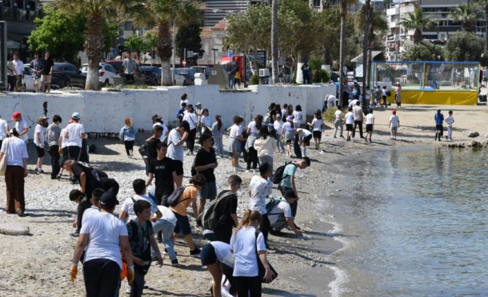 Kuşadası sahil bandında temizlik çalışması yapıldı