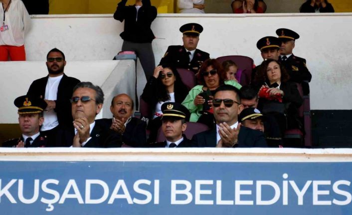 Kuşadası’nda 19 Mayıs kutlamaları renkli görüntülere sahne oldu