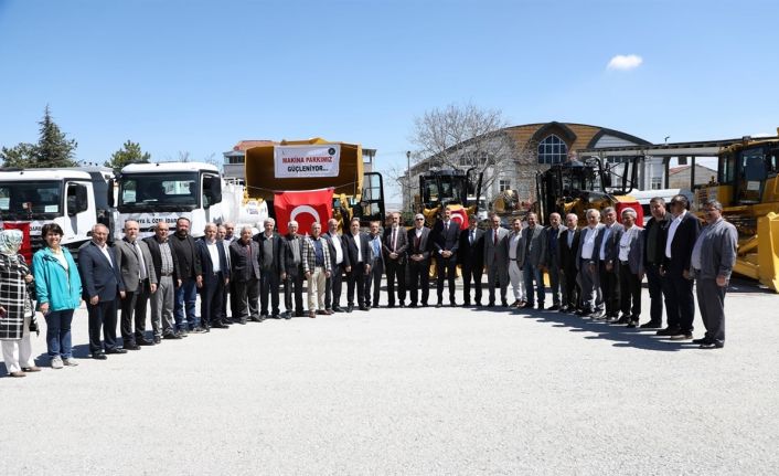 Kütahya İl Özel İdaresi’nin araç parkı 14 yeni iş makinesi ve araçla güçlendirildi