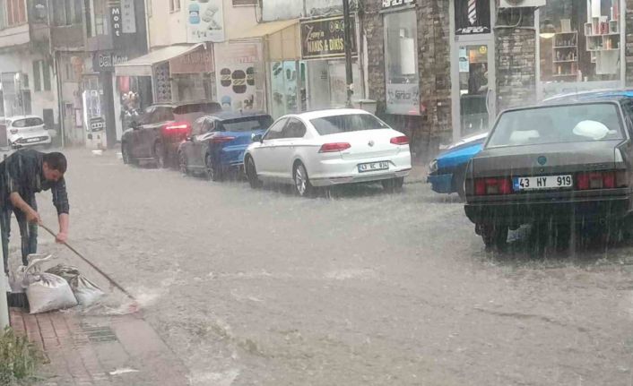 Kütahya’da şiddetli yağış hayatı felç etti: Ev ve iş yerleri sular altında kaldı