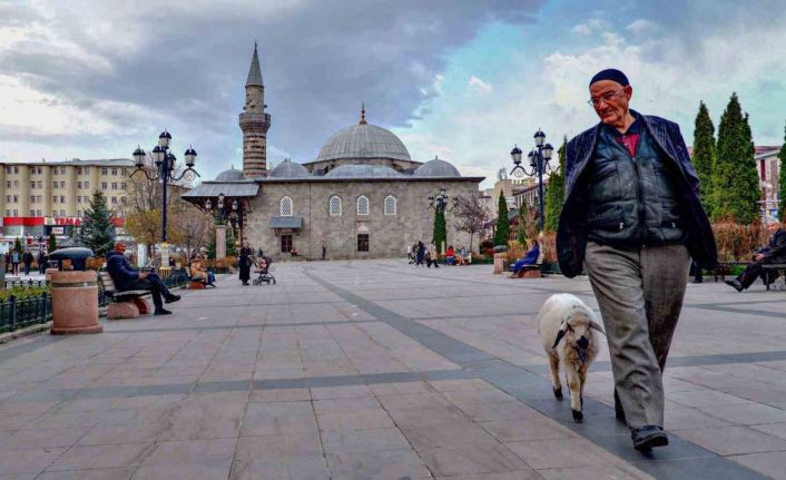 ‘Kuzulu Dede’ kuzusuyla cadde turunda