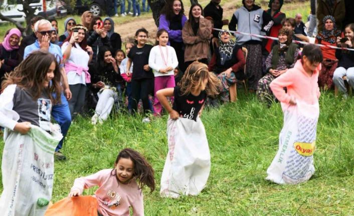 Lapseki’de geleneksel kır pikniği renkli görüntülere sahne oldu
