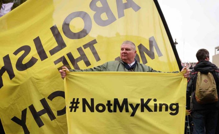 Londra’daki monarşi karşıtı eylemde 52 gözaltı