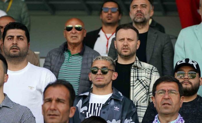 Lucas Torreira, Eyüpspor - Ankara Keçiörengücü maçını takip ediyor