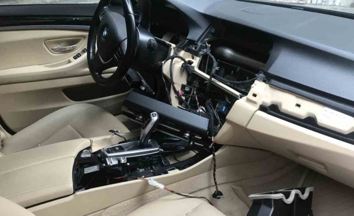 Lüks araçla geldiler, başka bir lüks aracı soyup gittiler