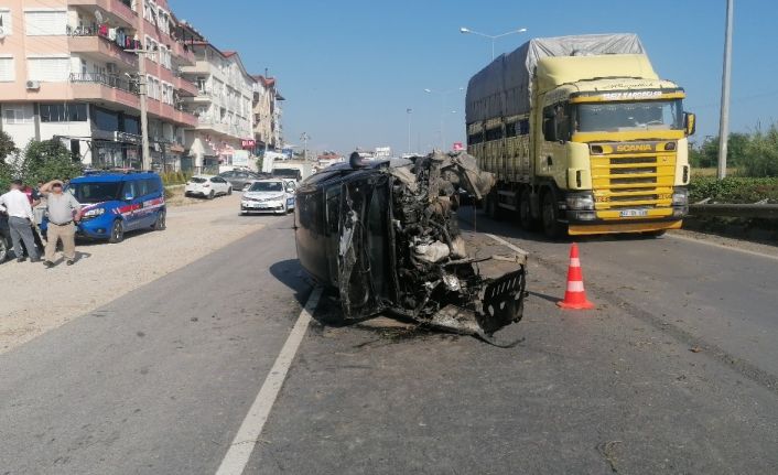 Makas atarken bariyerlere çarptı, hurdaya dönen otomobilden yaralı çıkarıldı