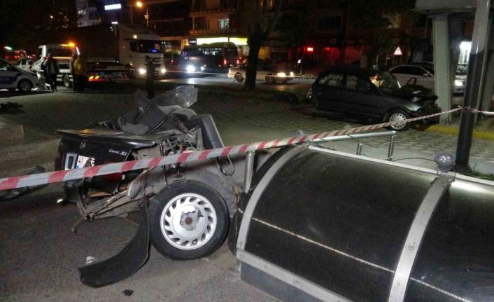 Makas atarken kontrolden çıktı, ağaca çarpıp ikiye bölündü: 1 ağır yaralı