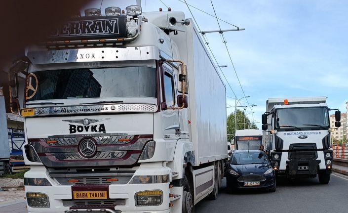 Malatya’da ilginç kaza: Seyir halindeki iki aracın arasına sıkışan otomobil trafiği felç etti