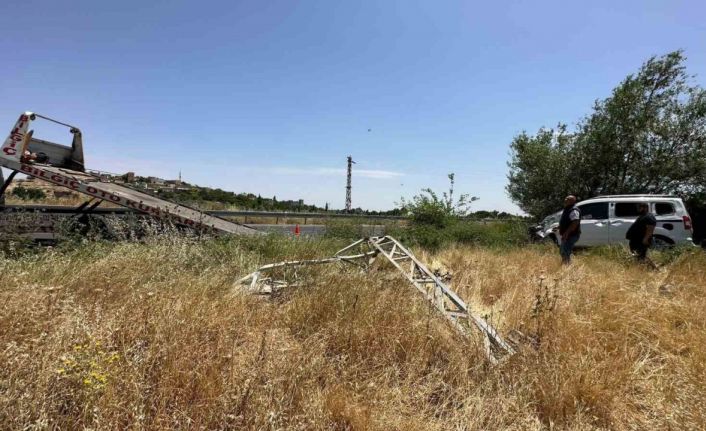 Mardin’de hafif ticari araç elektrik direğine çarptı: 1 yaralı